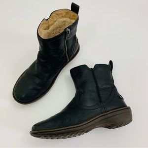 UGG black neevah short boot, round toe